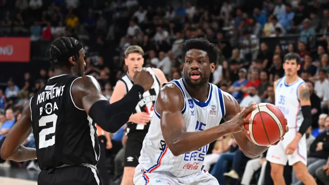 Anadolu Efes'te Daniel Oturu’yla da yollar ayrıldı