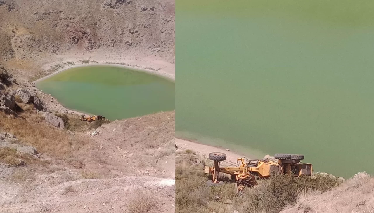 El freni çekilmeyen greyderin sürüklediği otomobil uçuruma yuvarlandı