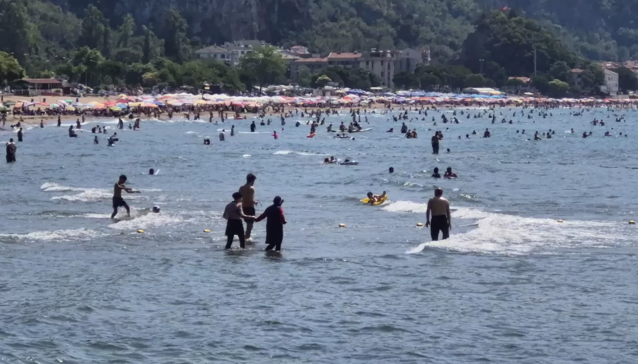 Bunaltan sıcaklarda tatil köyleri ve plajlar doldu taştı