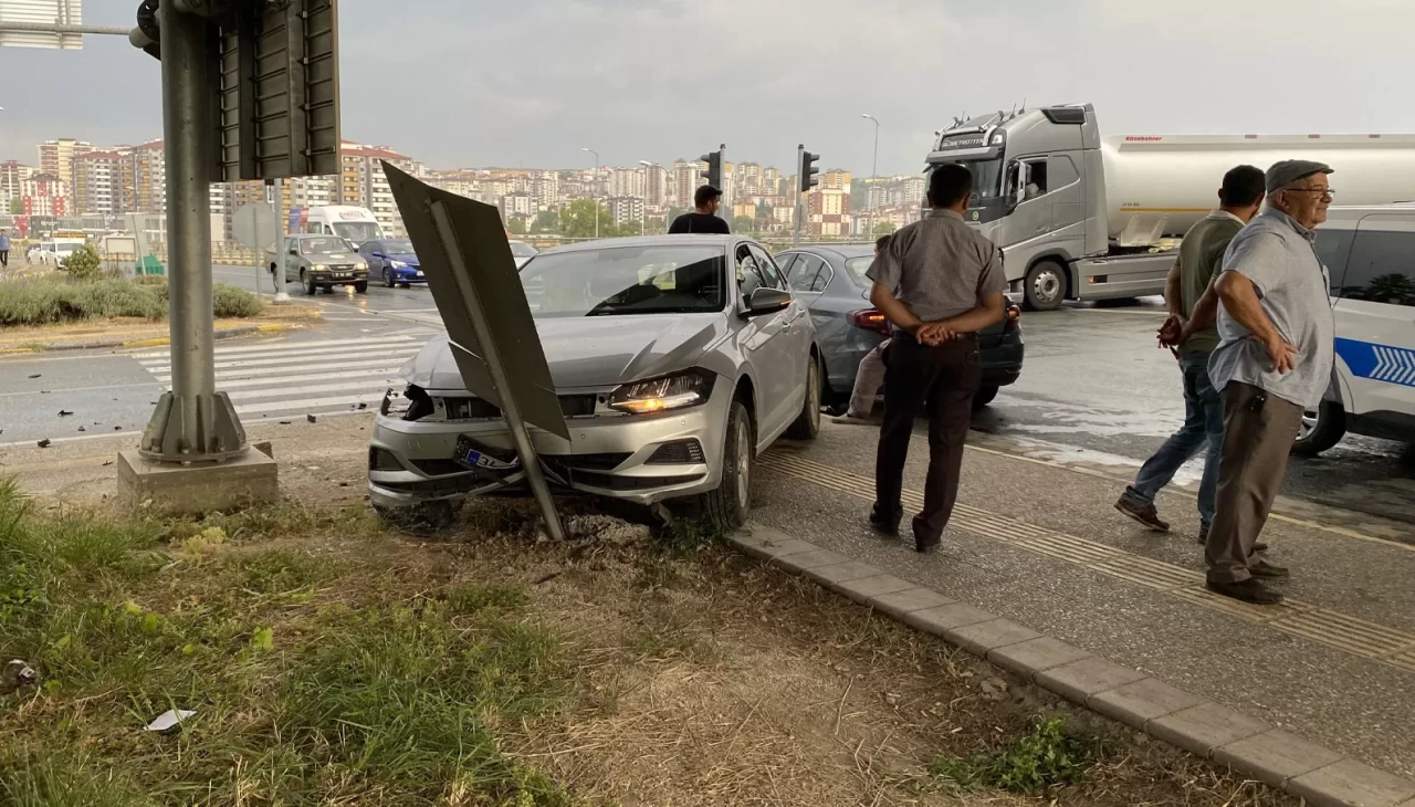 Kastamonu’da üç araç birbirine girdi: 5 yaralı
