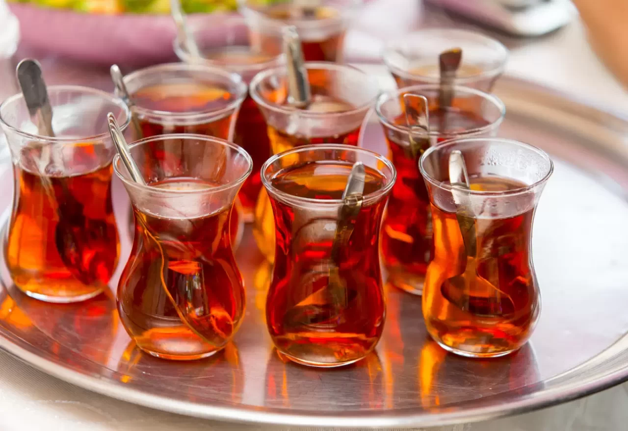 Rüyada Cam Bardakta Çay İçmek Ne Anlama Gelir? İşte Detaylı Yorumlar