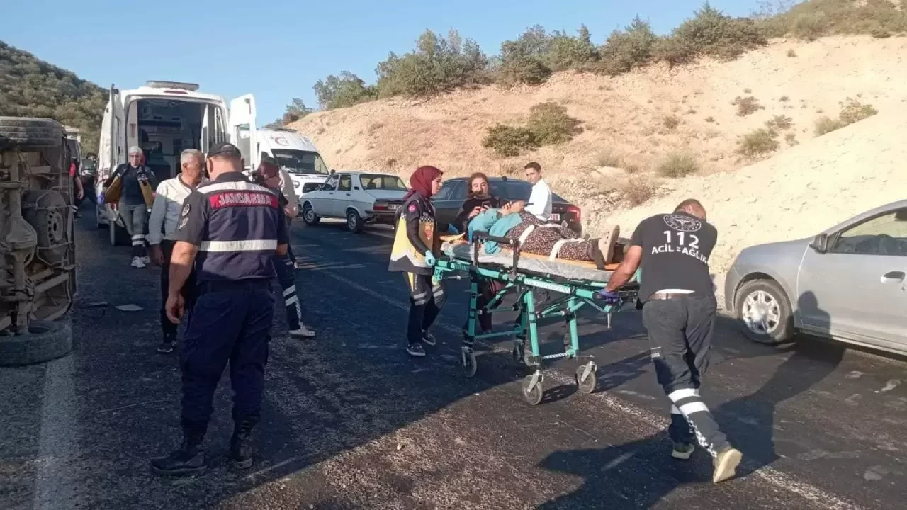 Adıyaman'da işçileri taşıyan minibüs devrildi: 23 yaralı