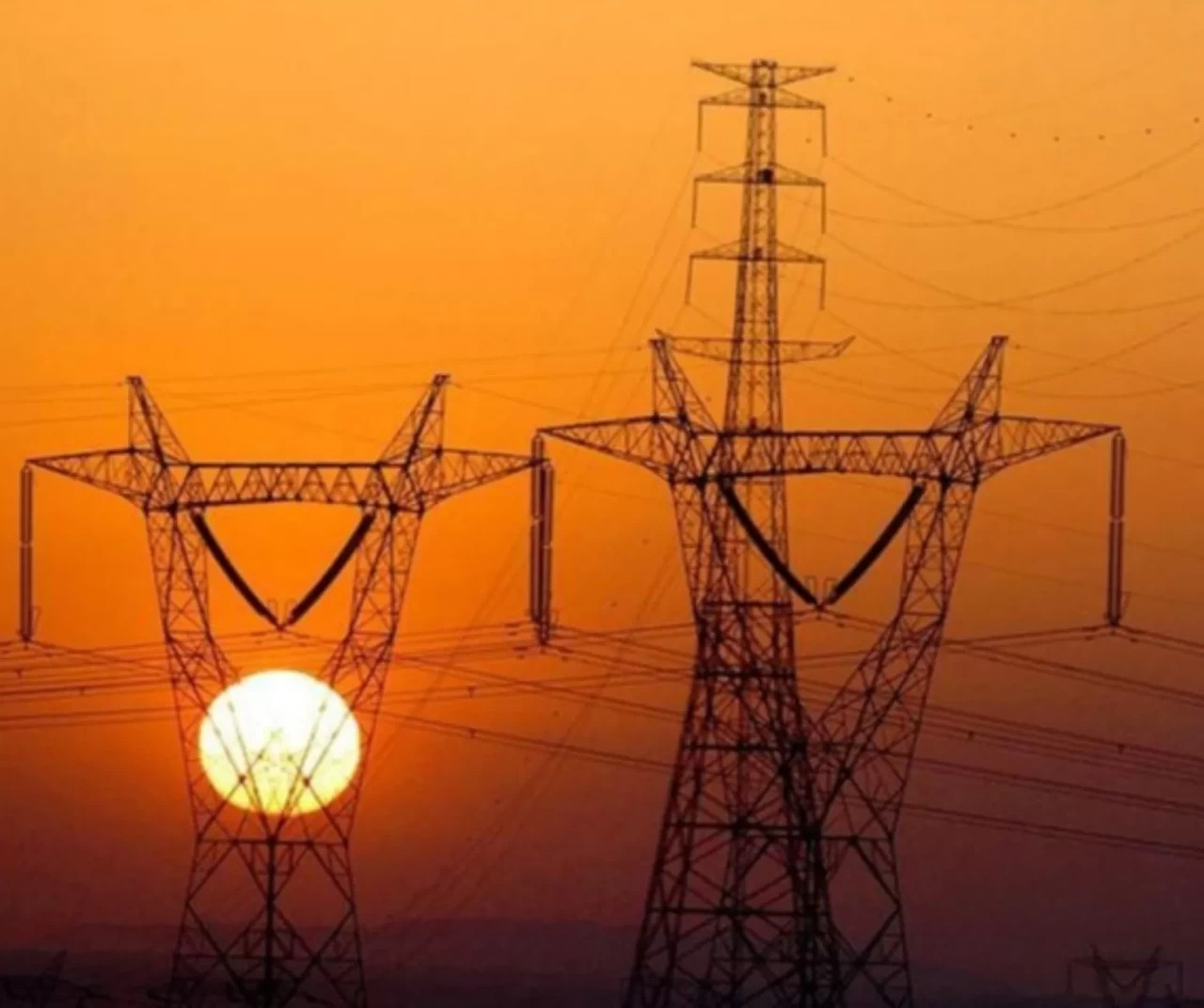 Lübnan'da yaşanan elektrik krizinin aşılması çerçevesinde Kuveyt'ten gelen petrol tankeri ülkeye ulaştı