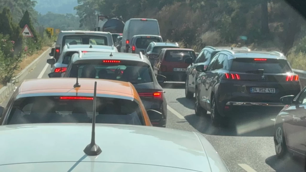 Tatilciler Marmaris girişinde yoğunluk oluşturdu