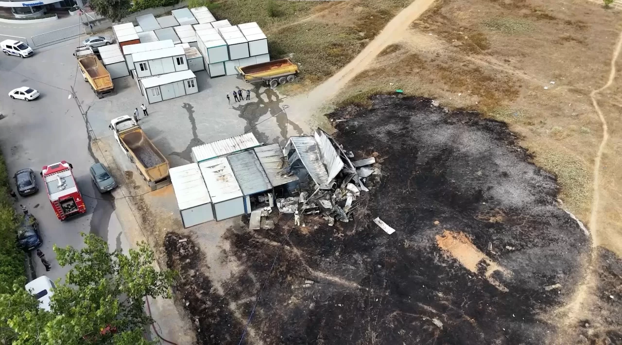 Sancaktepe’de otluk alandaki yangın inşaat alanına sıçradı