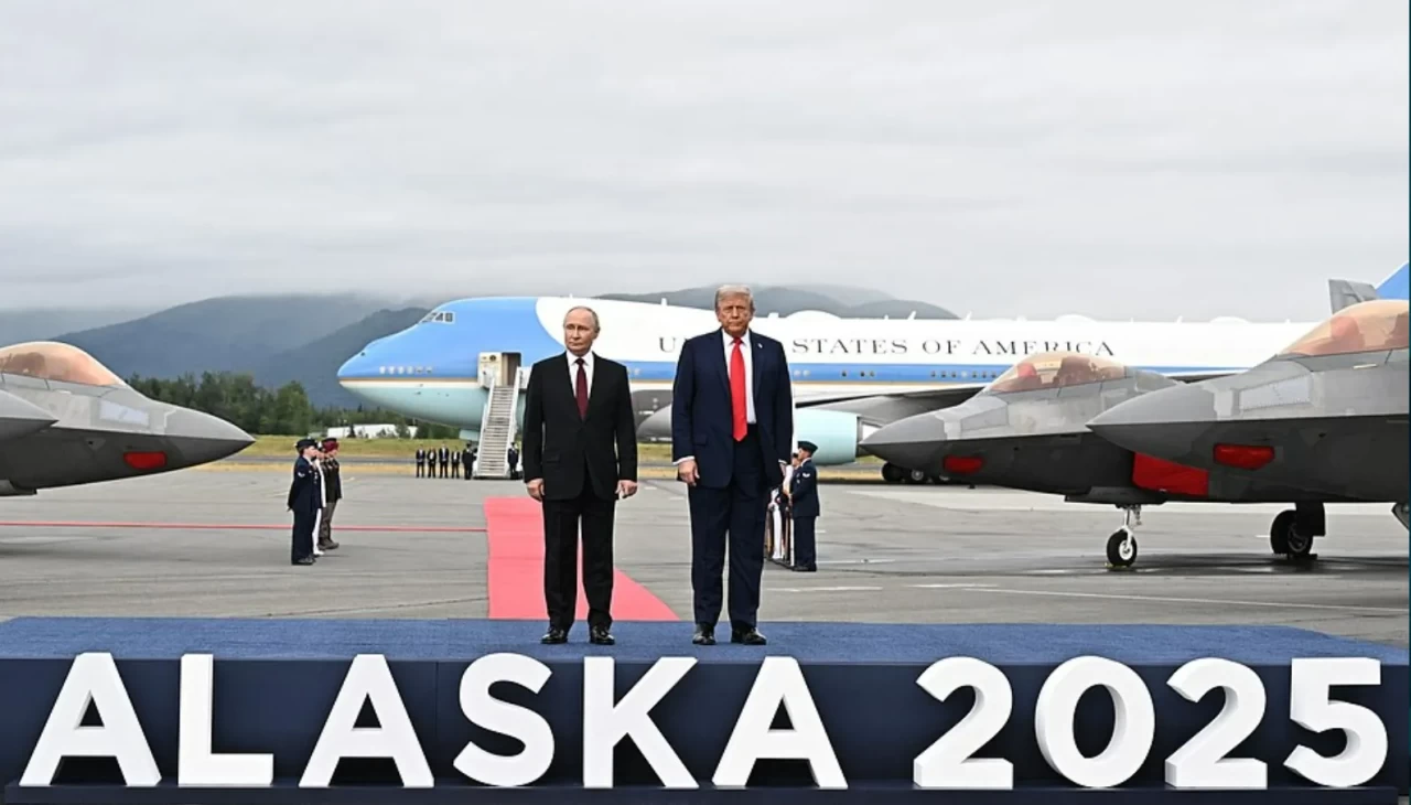 Beyaz Saray, Trump ve Putin'in Alaska'daki zirveden fotoğrafını paylaştı