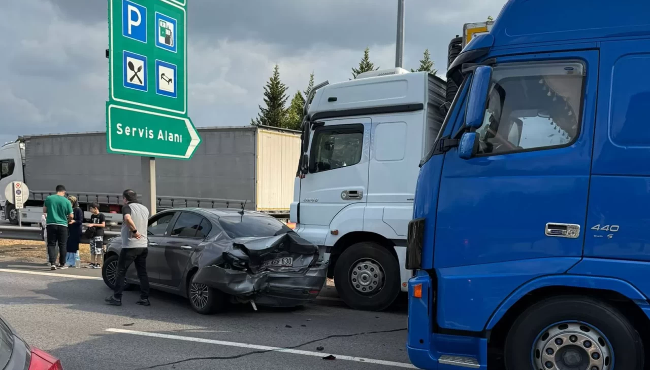 TEM'de zincirleme kaza! 5 araç birbirine girdi trafik aksadı