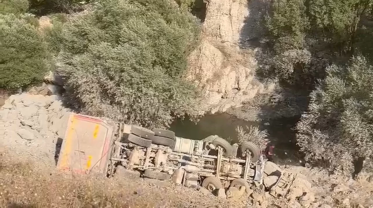Hakkari'de kamyon uçuruma yuvarlandı: 1 ölü