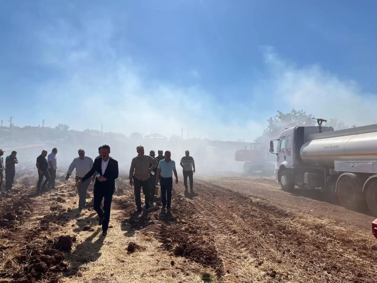 Yerleşim yerlerini tehdit eden yangına, havadan ve karadan müdahale edildi