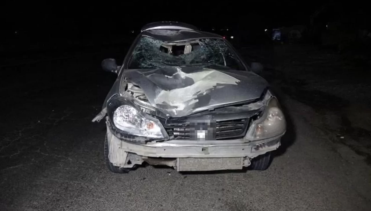 Yolun karşısına geçmek isteyen adama otomobil çarptı... Feci kaza kamerada