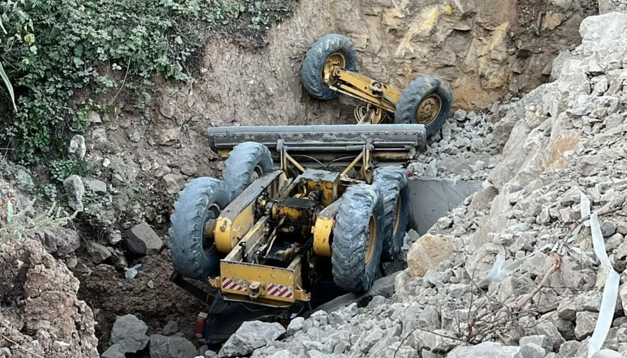 Freni patlayan iş makinesi uçuruma yuvarlandı! O anlar kamerada