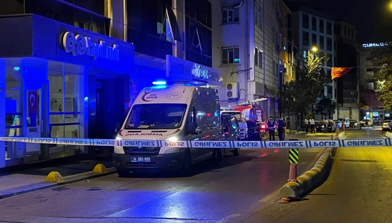 Kağıthane'de 5 katlı iş merkezinin çatısında yangın çıktı