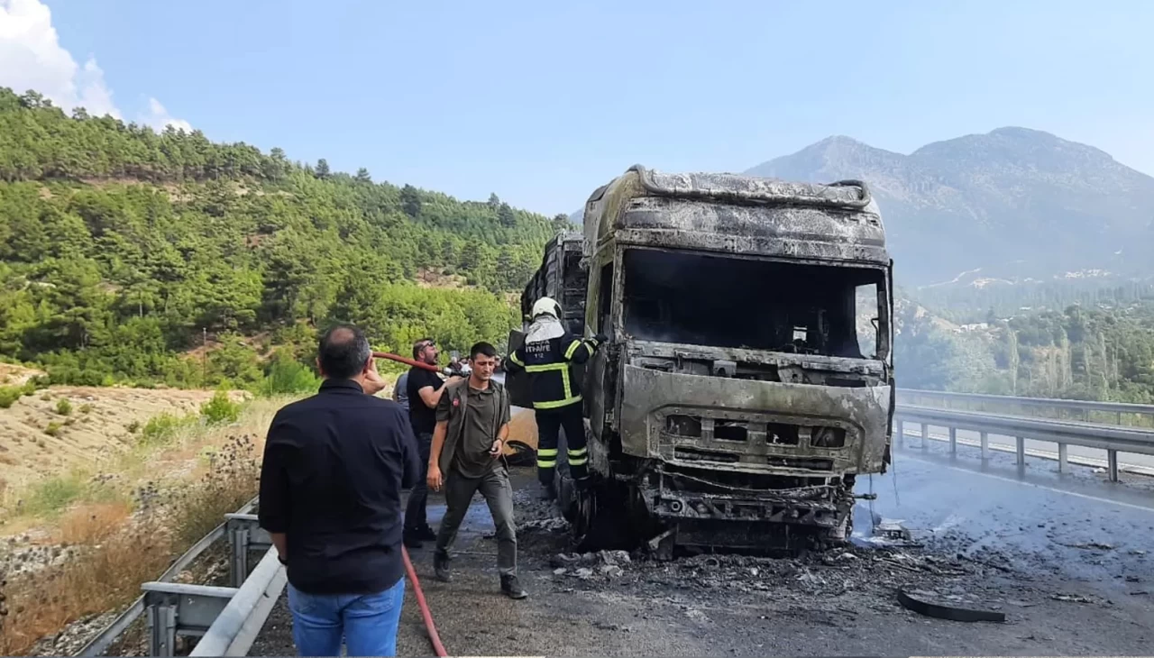 Burdur'da seyir halindeyken alev alan tır küle döndü