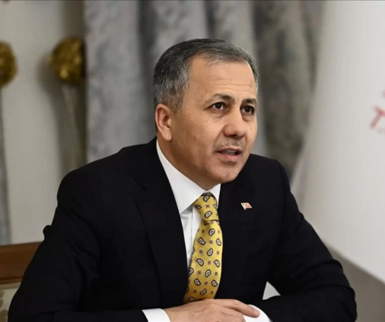 Bakan Yerlikaya duyurdu: Trafikte aracın önünü kesip sürücüyü darbeden 4 şüpheli yakalandı