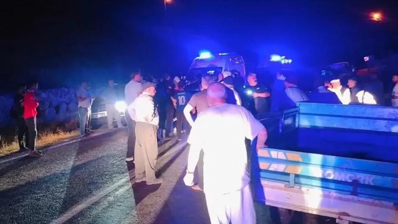 Düğünden dönenleri taşıyan minibüs devrildi: 15 yaralı