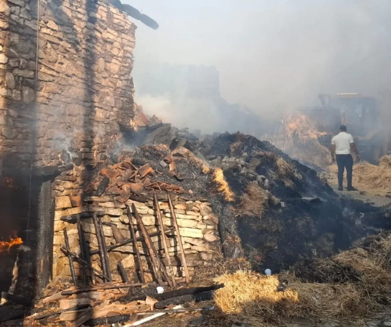 Kütahya'da yangın: 2 ev ile 4 samanlık kullanılamaz hale geldi