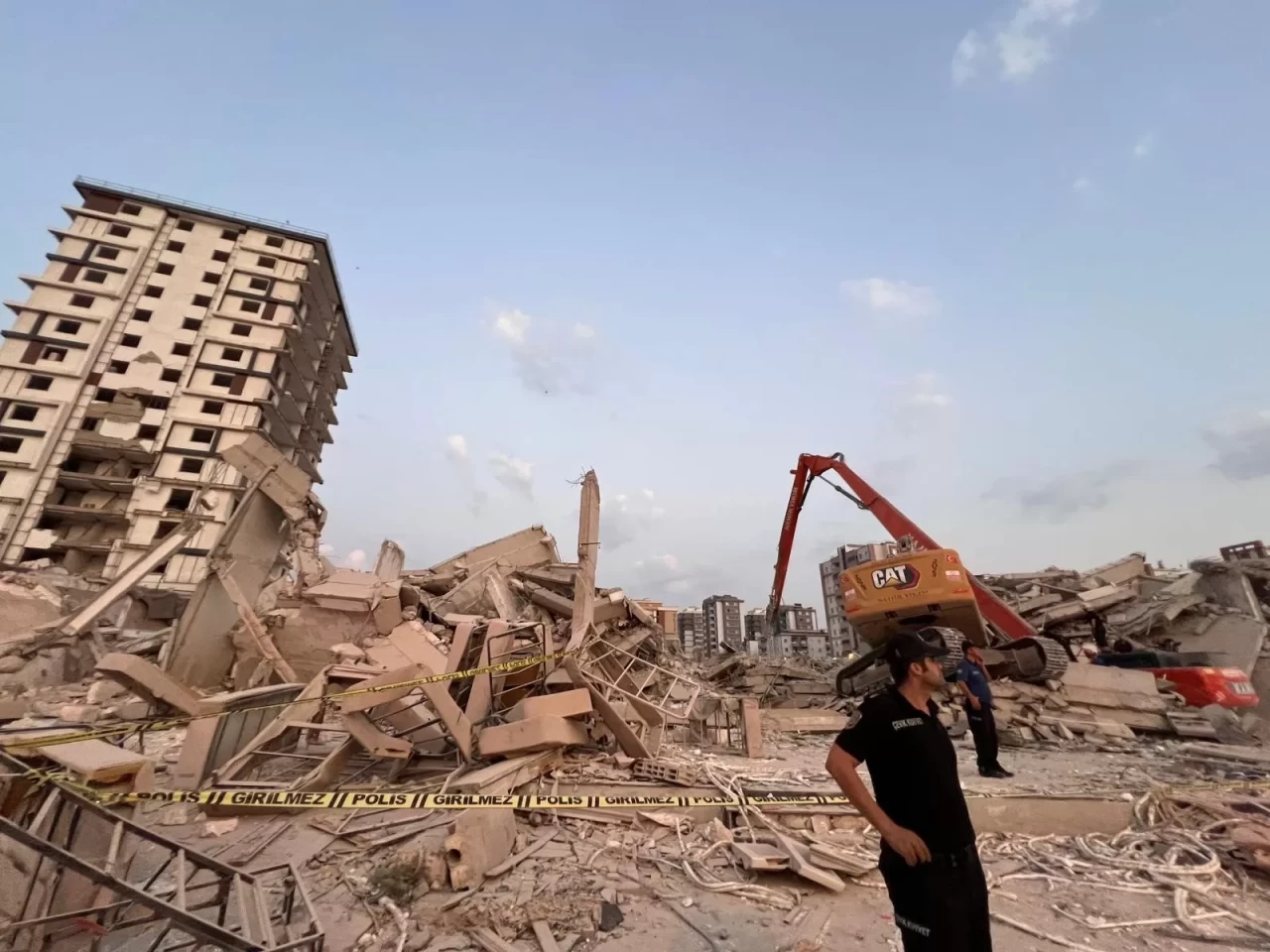 Kahramanmaraş’ta bina yıkımı sırasında iş makinası operatörü göçük altında kaldı