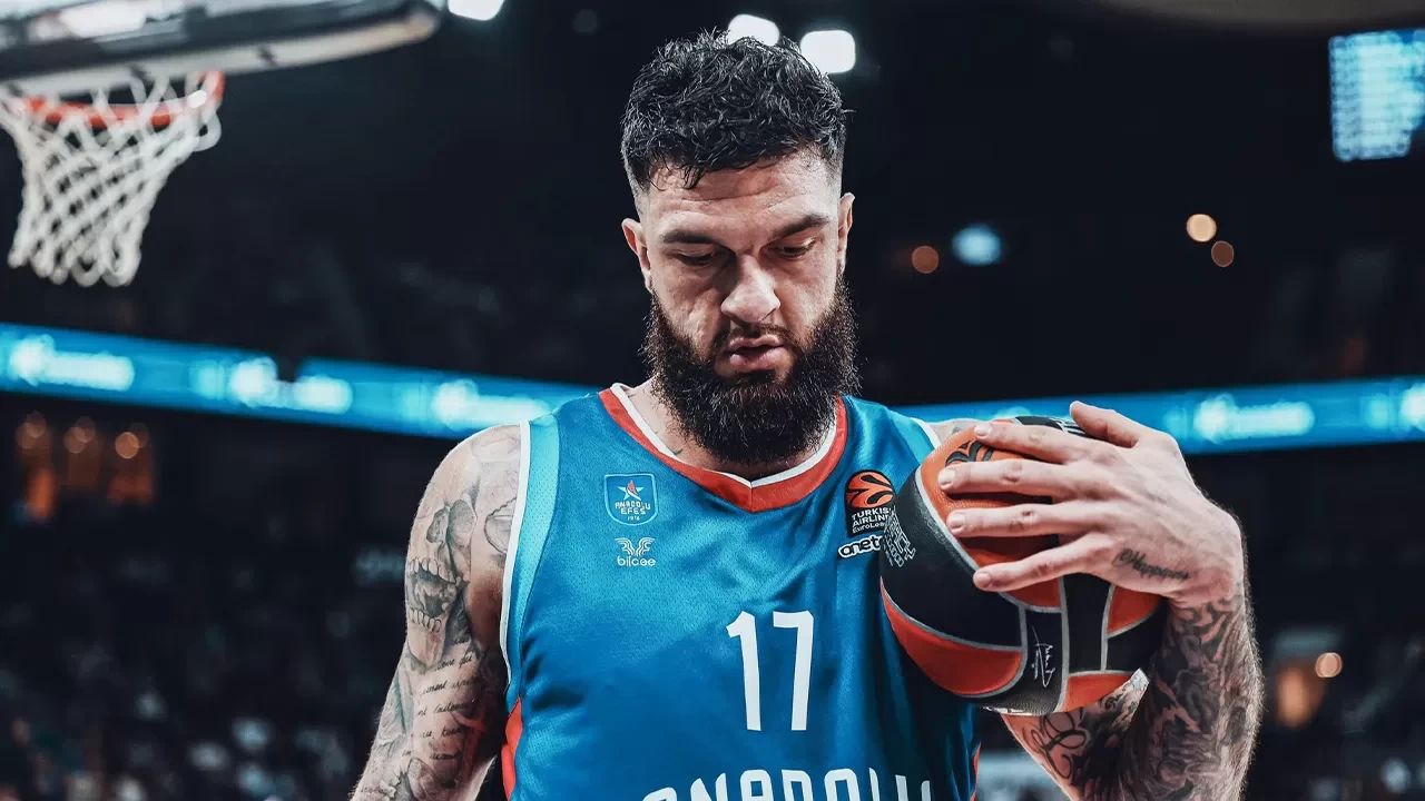 Anadolu Efes’te Vincent Poirier 4 ay sahalardan uzak kalacak