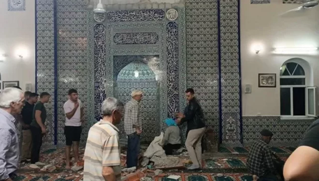 Camide mihrap tacı cemaatin üzerine düştü: Bir kişi hayatını kaybetti