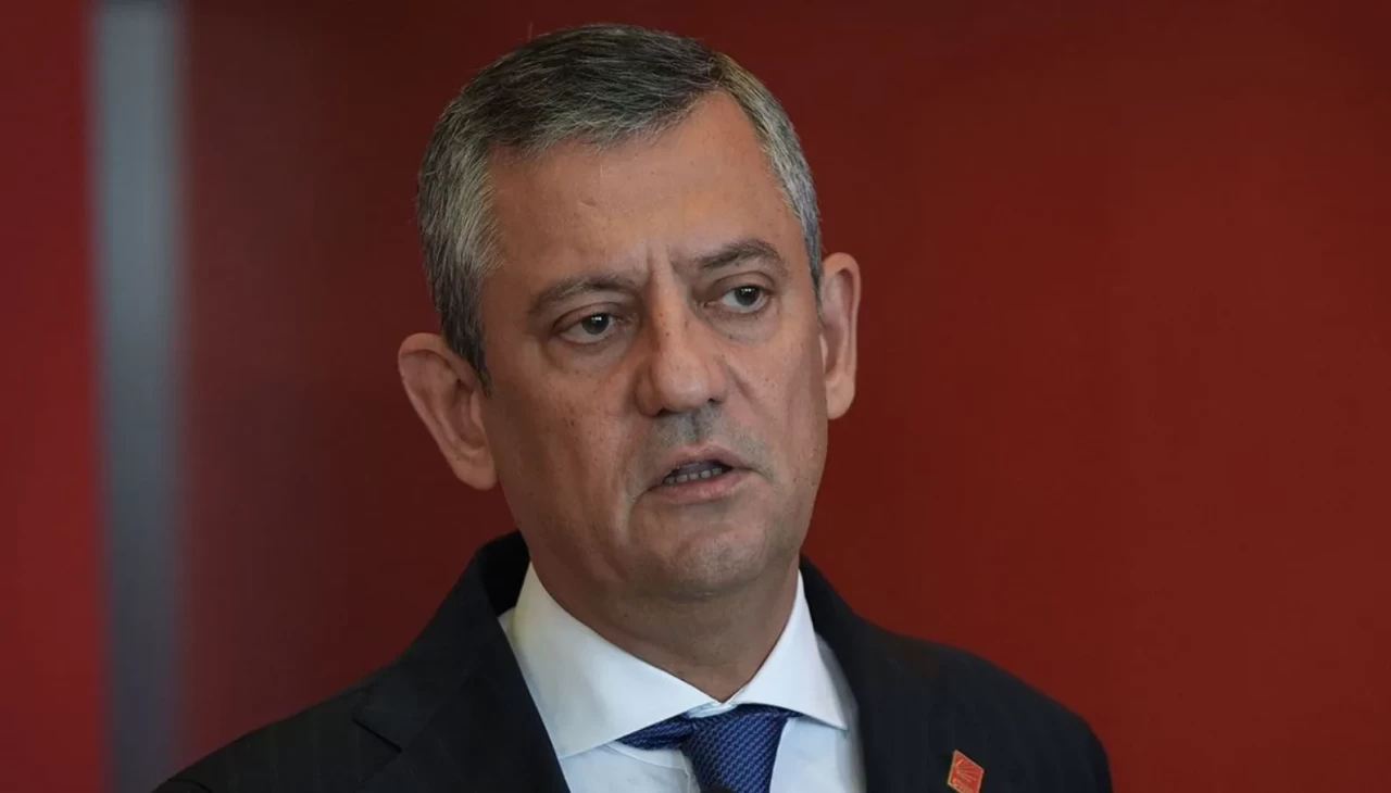 CHP'yi perişan eden Özgür Özel'in mitinginde polise saldırdılar!