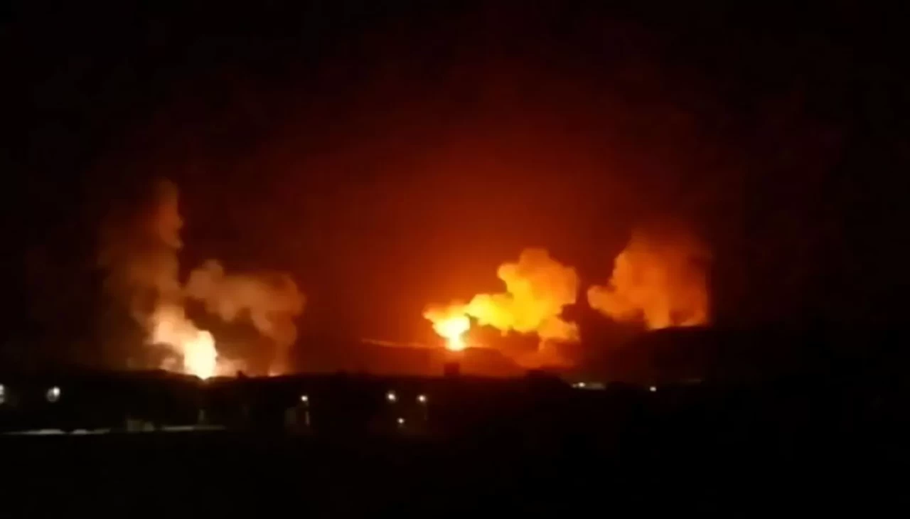İsrail'den Yemen'e hava saldırısı: Başkent Sana karanlığa gömüldü