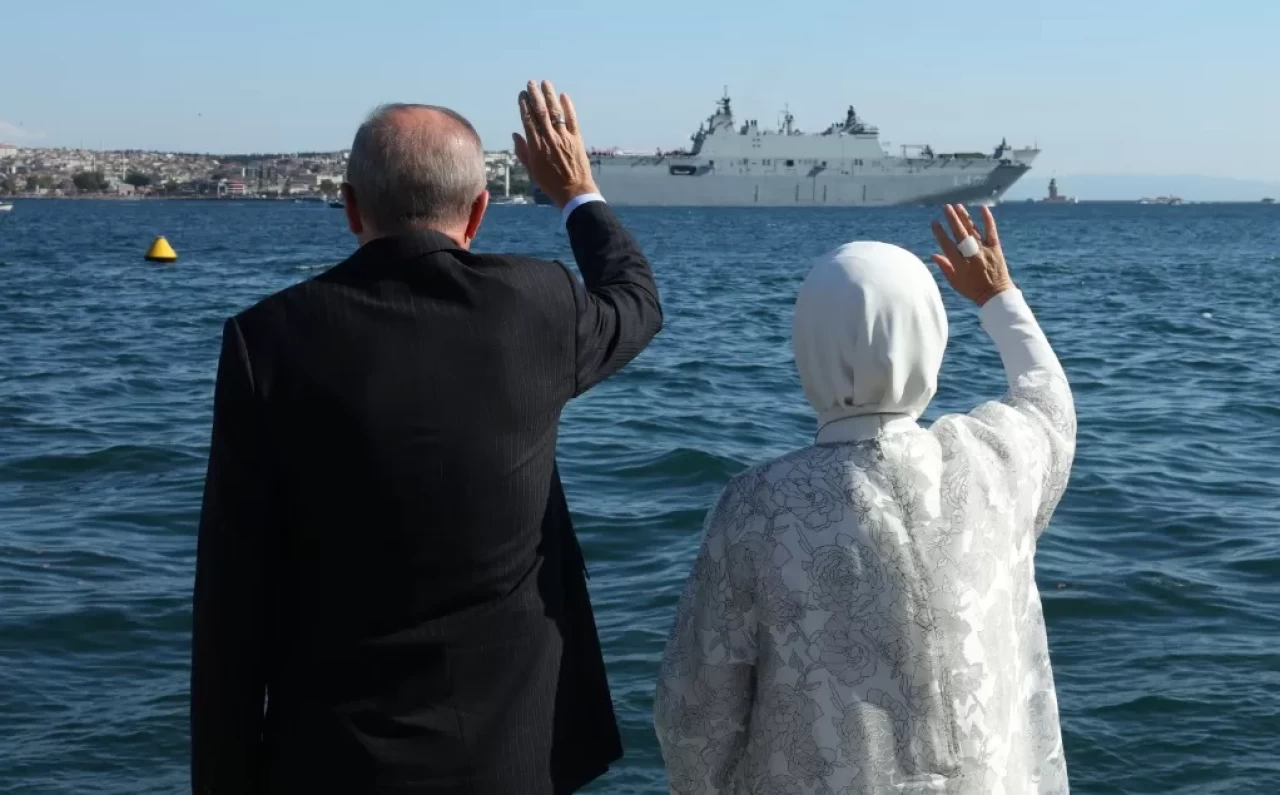 Cumhurbaşkanı Erdoğan'dan İstanbul Boğazı'ndaki geçit törenine ilişkin paylaşım