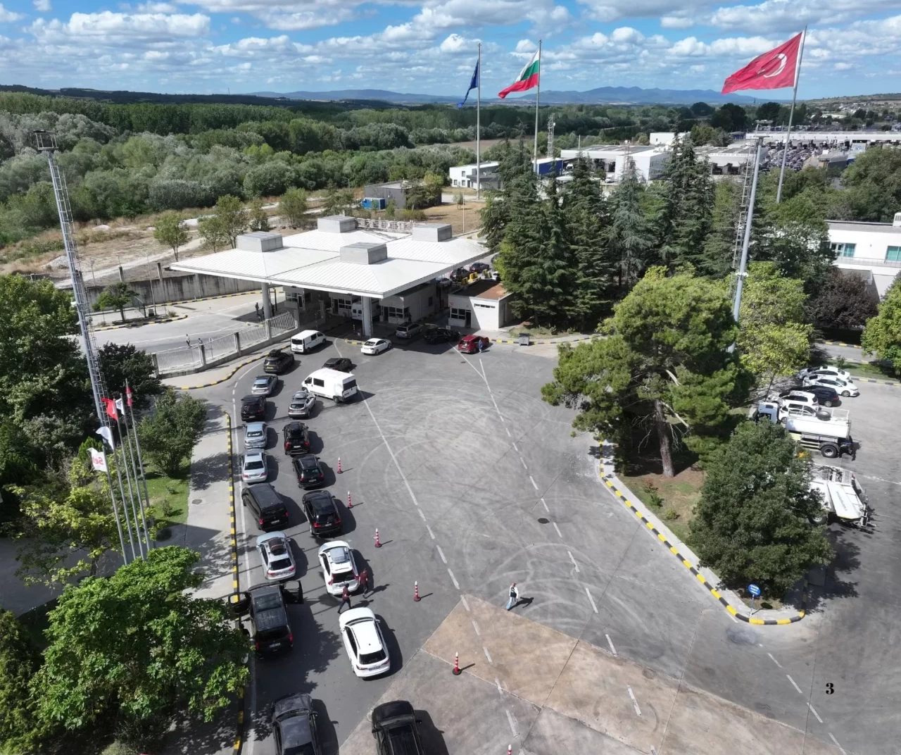 Avrupa'ya açılan sınır kapılarında gurbetçilerin dönüş hareketliliği sürüyor