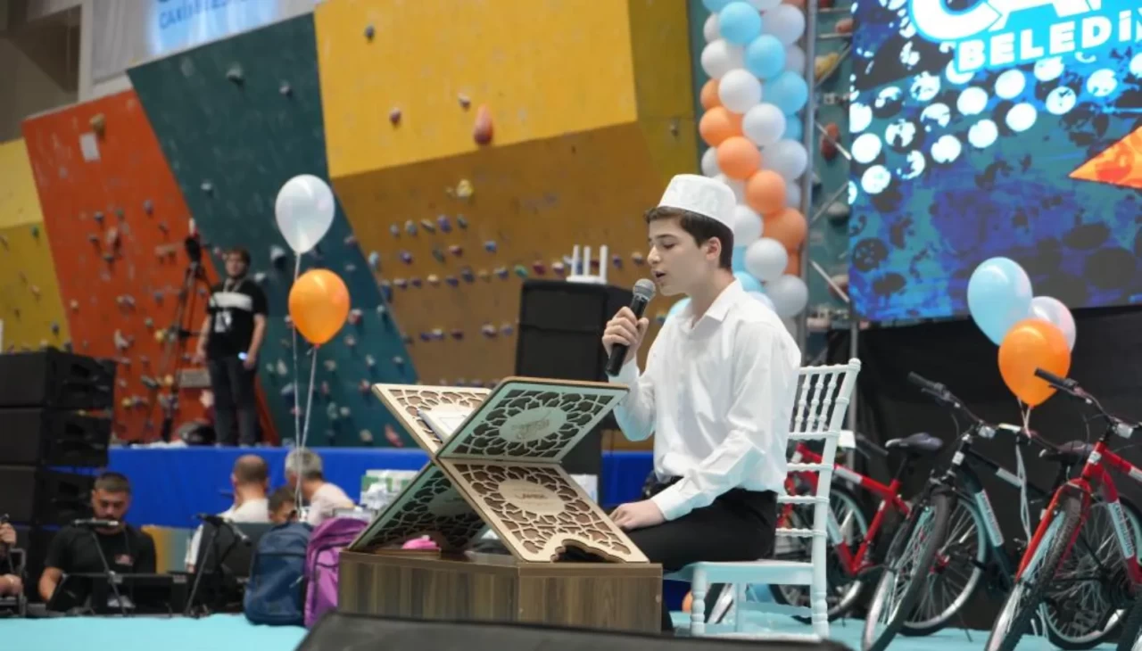 Camiye giden 4 bin çocuk ve genç hediyelerine kavuştu