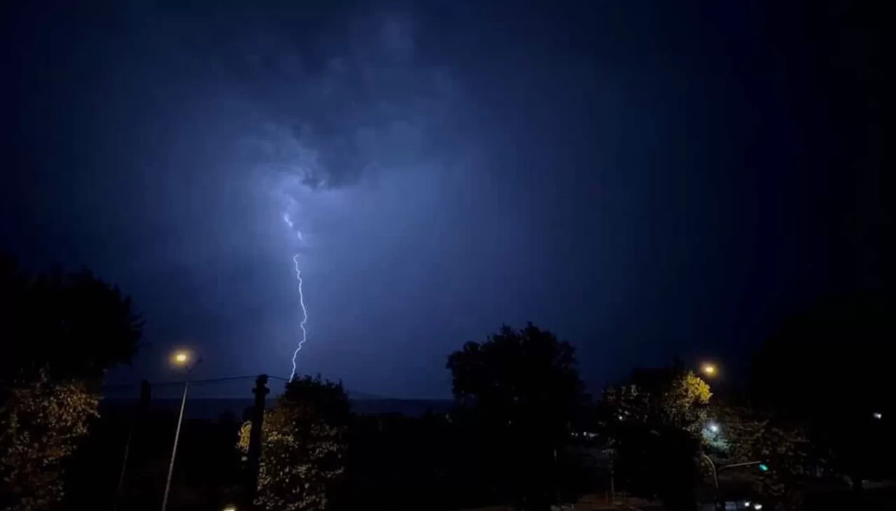 Bursa’da şimşekler geceyi aydınlattı