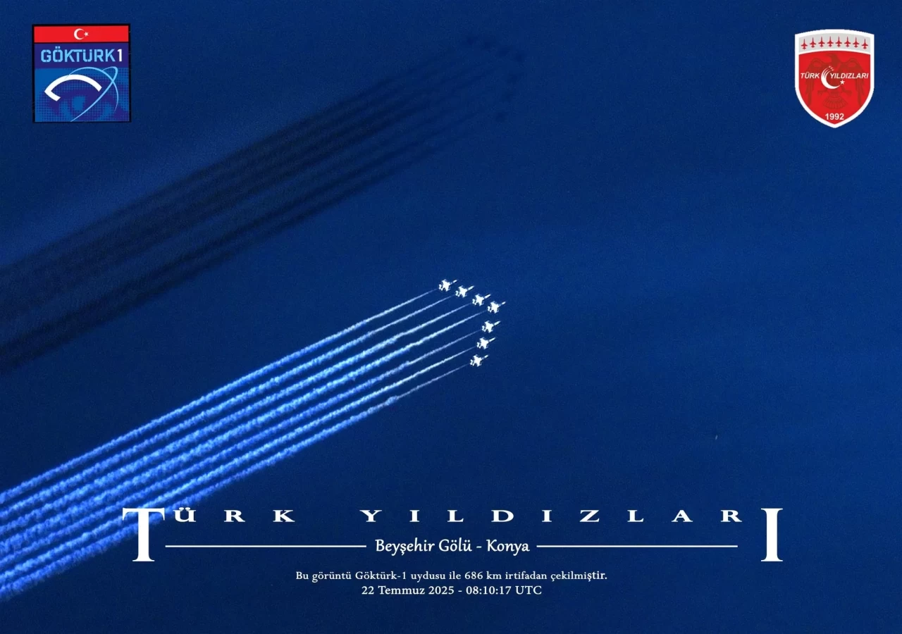 Türk Yıldızları'nın Beyşehir Gölü üzerinde uçuşu uydu tarafından fotoğraflandı