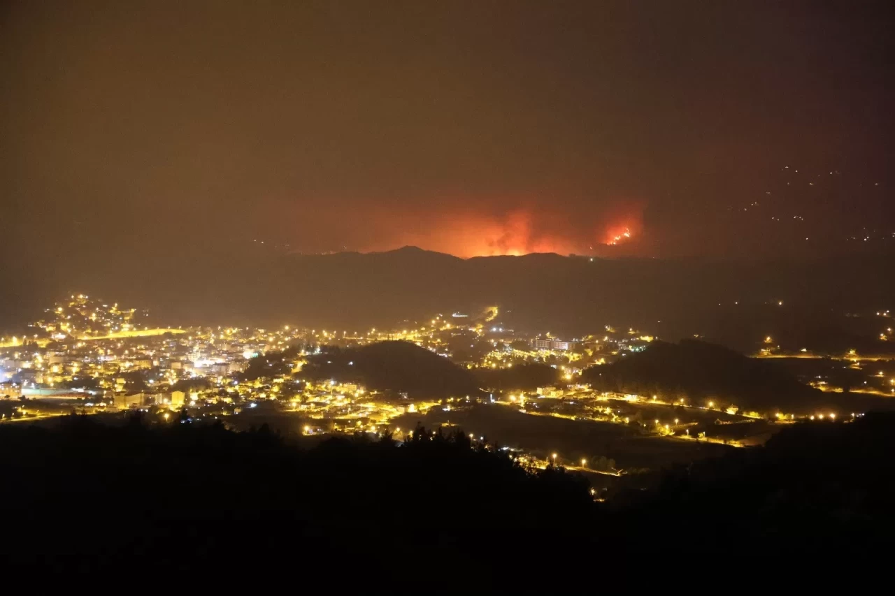 Suriye'de çıkan yangına müdahale için Türkiye'den araç ve personel sevkiyatı sürüyor