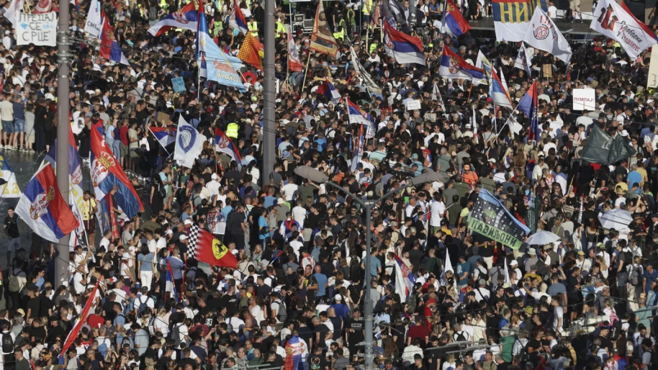 Sırbistan'da hükümet karşıtları ile destekçileri arasında çatışma