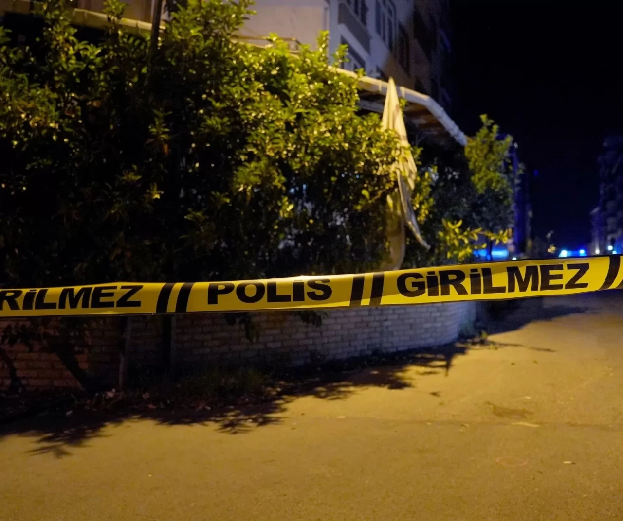 Sultanbeyli'de silahlı çatışma: Bazı ev ve arabalara kurşun isabet etti