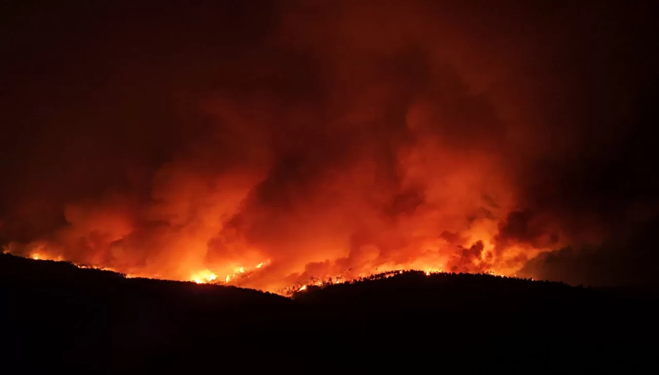 Çanakkale'de alevler geceyi aydınlattı, o anlar dronla görüntülendi