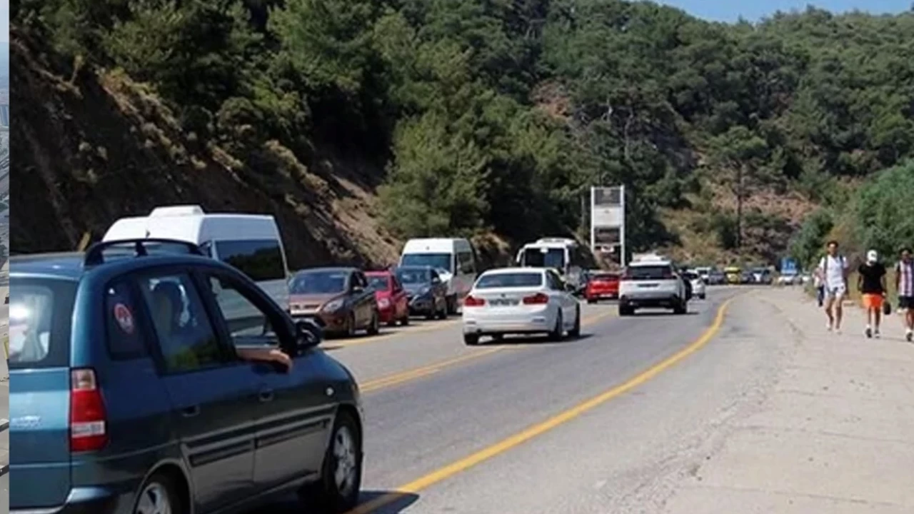 Fethiye-Ölüdeniz kara yolunda tatilciler yaklaşık 3 kilometrelik araç kuyruğu oluşturdu