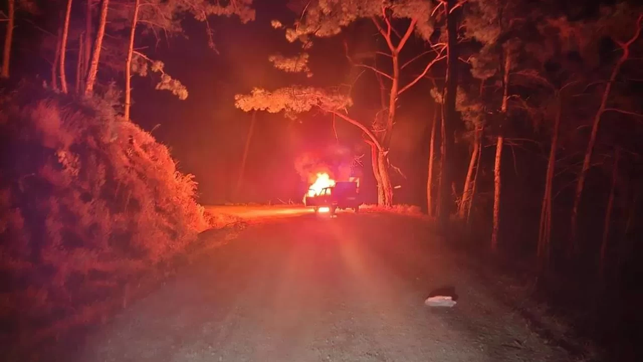 Seyir halindeyken alev aldı! Yanan araç ormana sıçramadan söndürüldü