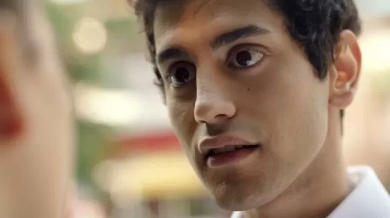 Rüzgarın savurduğu dalın altında kalan genç oyuncu yaşam mücadelesi veriyor