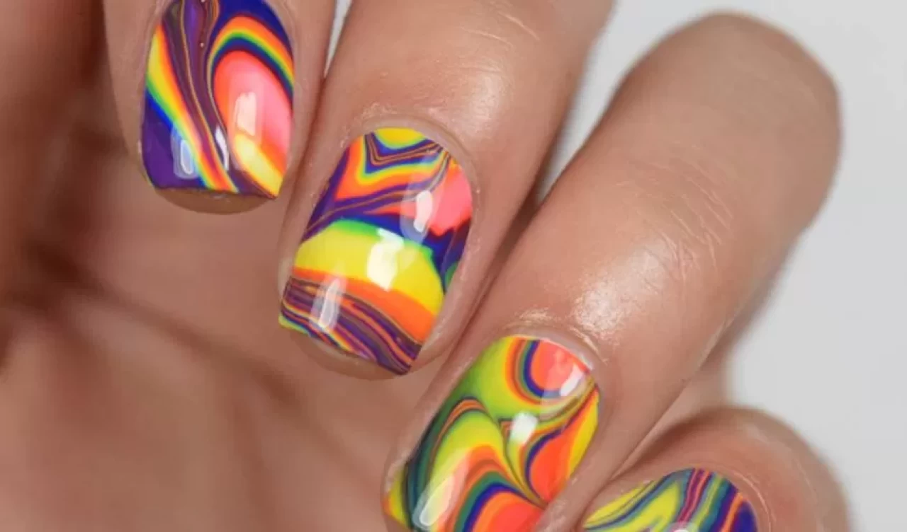 Tarzınızı ön plana çıkarın! Water Marble tekniği ile muhteşem tırnak tasarımları
