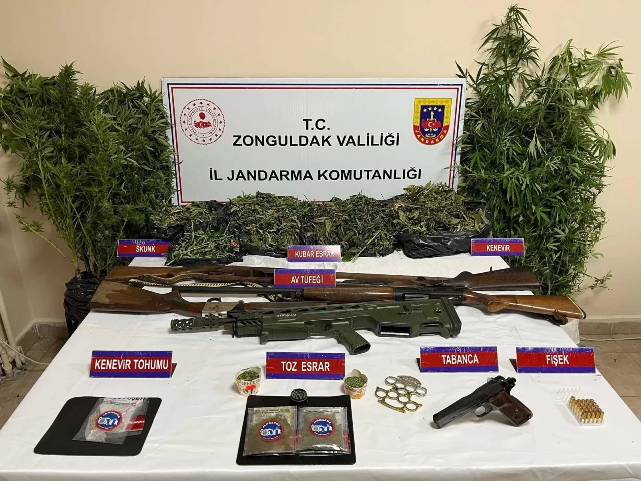 Zonguldak'ta uyuşturucu operasyonu: Çok sayıda silah ve madde ele geçirildi