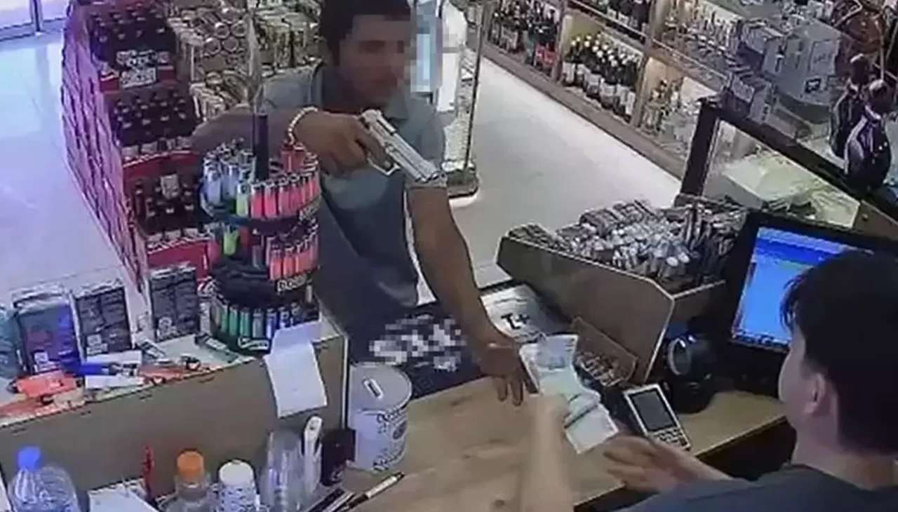 Tekirdağ’da şok eden görüntüler! Kurusıkı tabancayla büfe soygunu