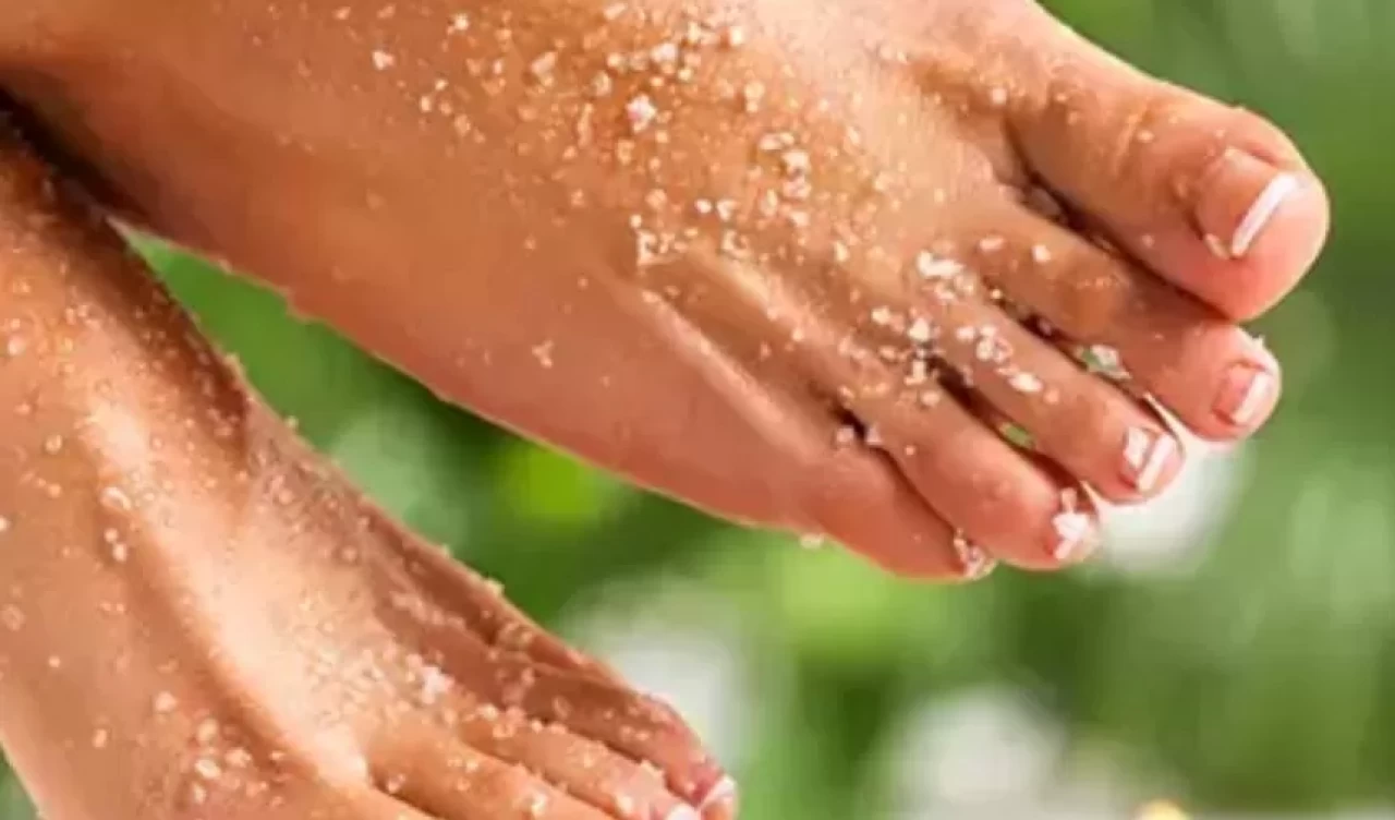 Yorgun ve şiş ayaklara tuzlu su banyosu!