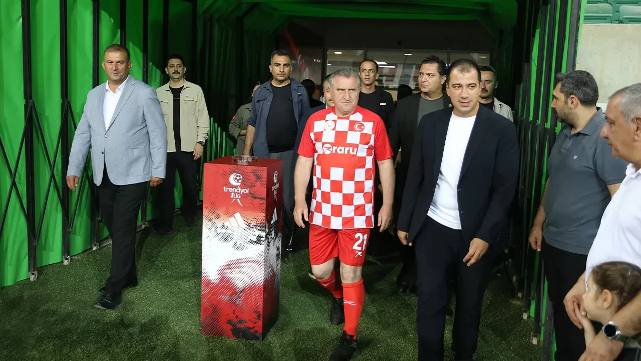 Gençlik ve Spor Bakanı Osman Aşkın Bak Diyarbakır’da sahaya çıktı