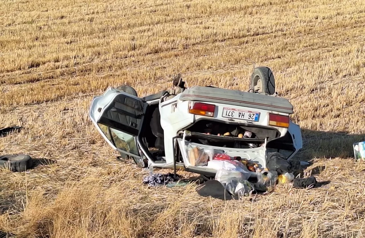 Kütahya'da otomobil tarlaya uçtu: 2 yaralı