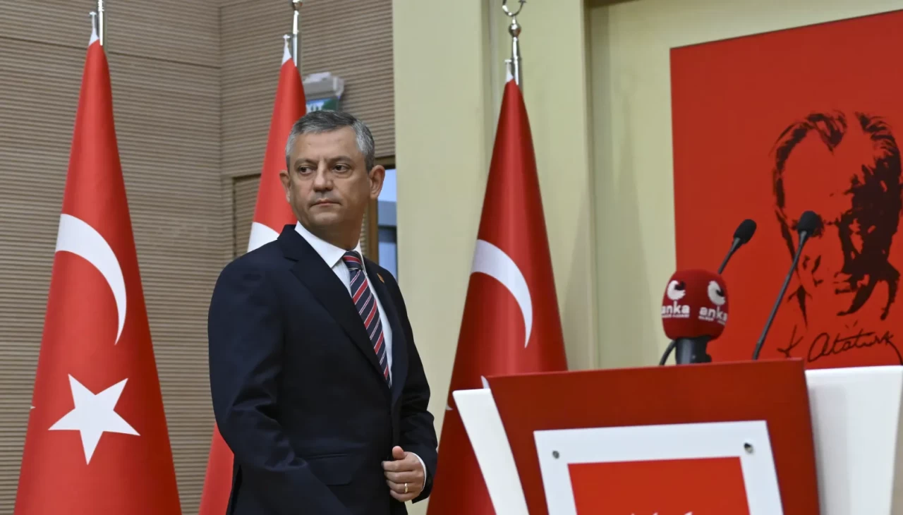 Özgür Özel konuştukça rezil oluyor! Belgesiz iddialarla 'yolsuzluklara siyasi kılıf' takmaya çalıştı