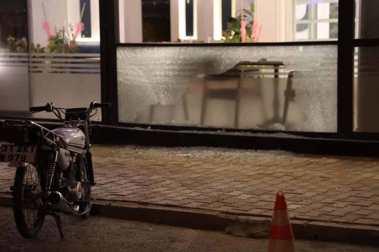 Kafeyi önce motosikletle, şimdi de otomobille gelip kurşunladılar