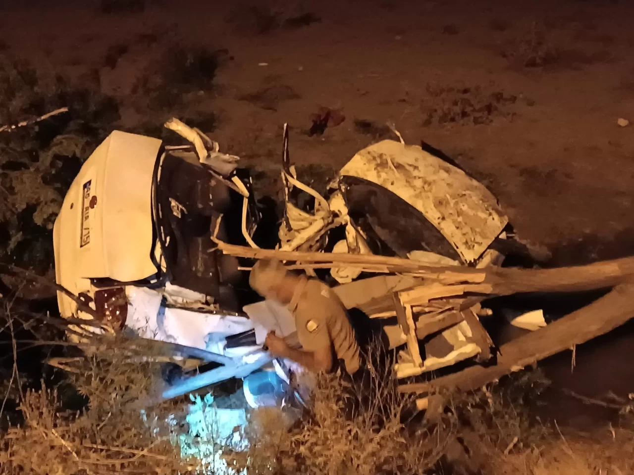 Tarlaya uçan otomobil hurdaya döndü: 1 ölü, 1 yaralı