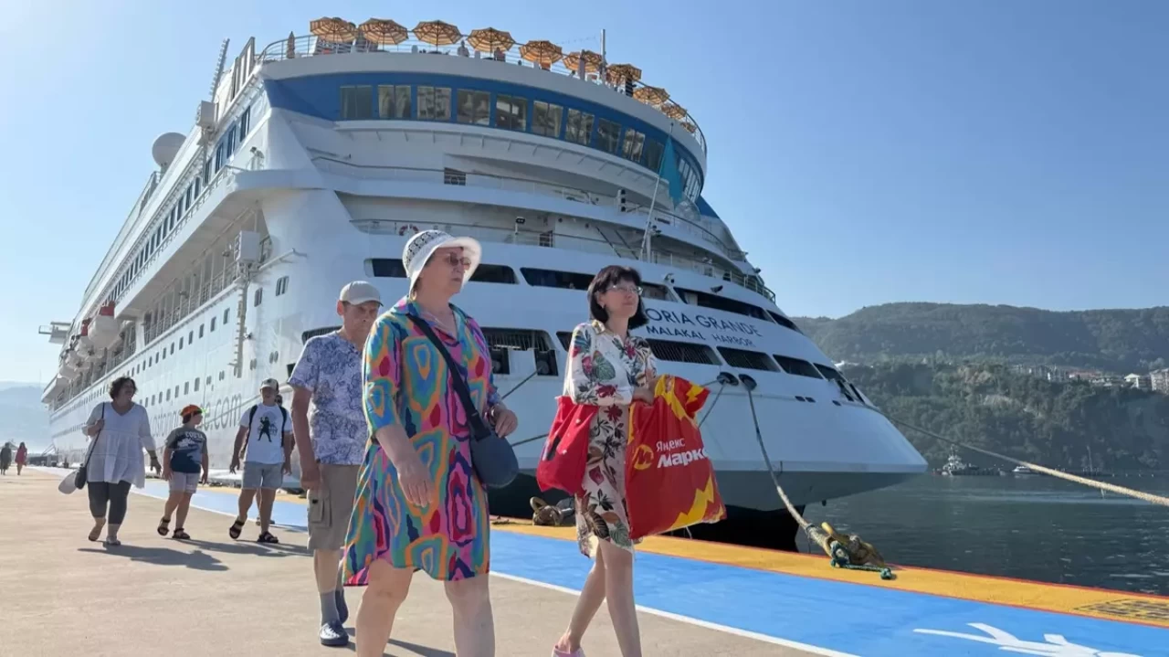 Rusya'dan rekor yolcu! 995 kruvaziyer yolcusu Amasra'ya geldi