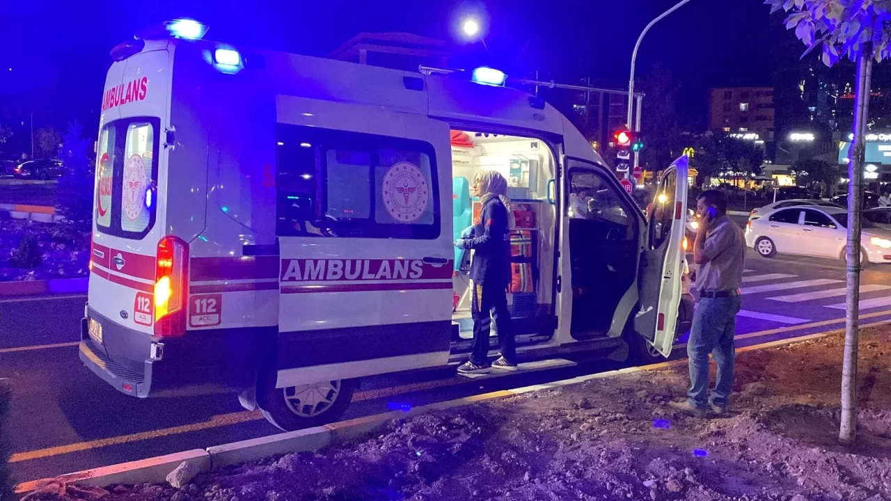 Elazığ'da ambulans otomobille çarpıştı: 3 yaralı