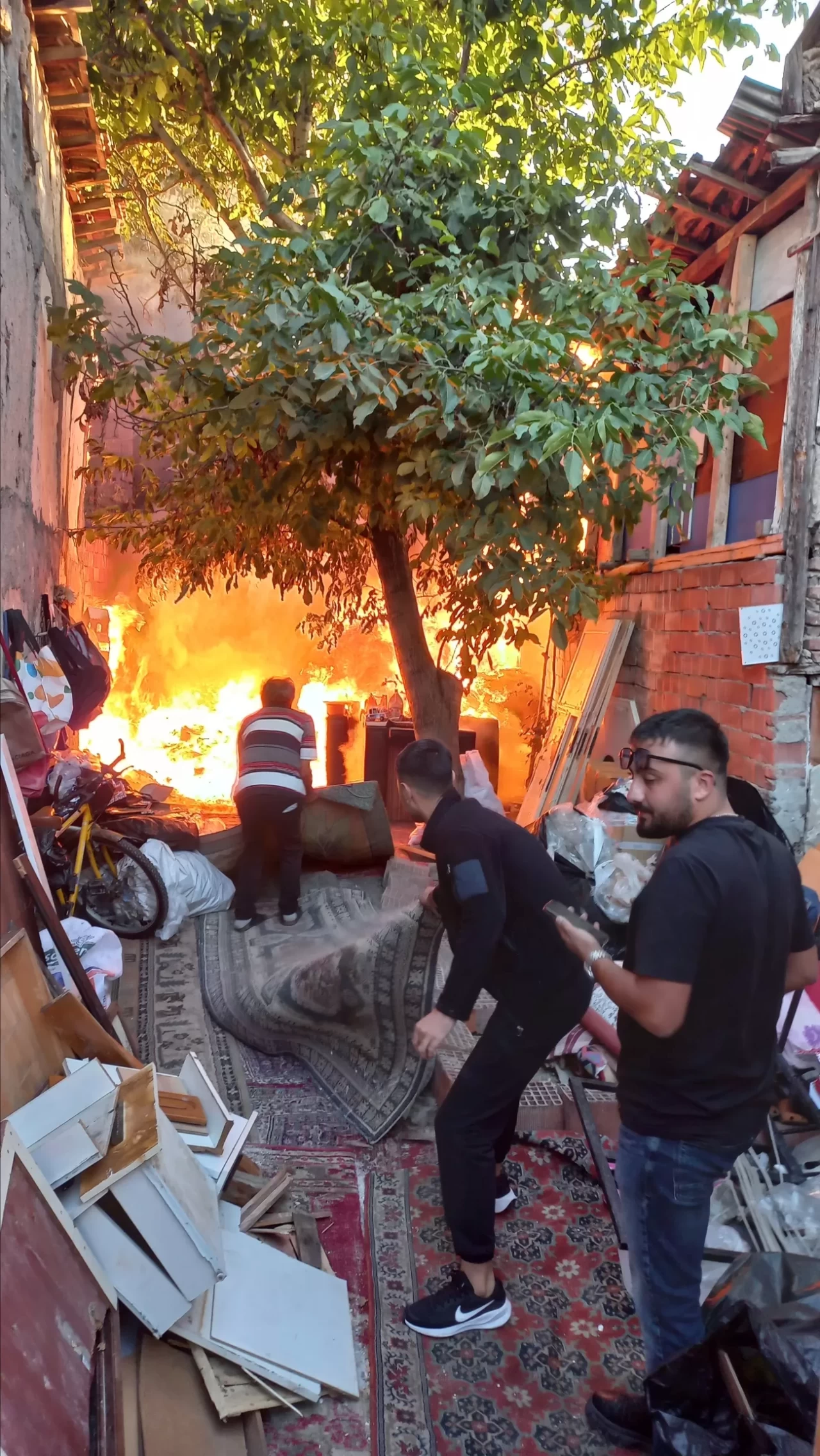 Çorum'da çıkan yangında 4'ü metruk 5 ev zarar gördü