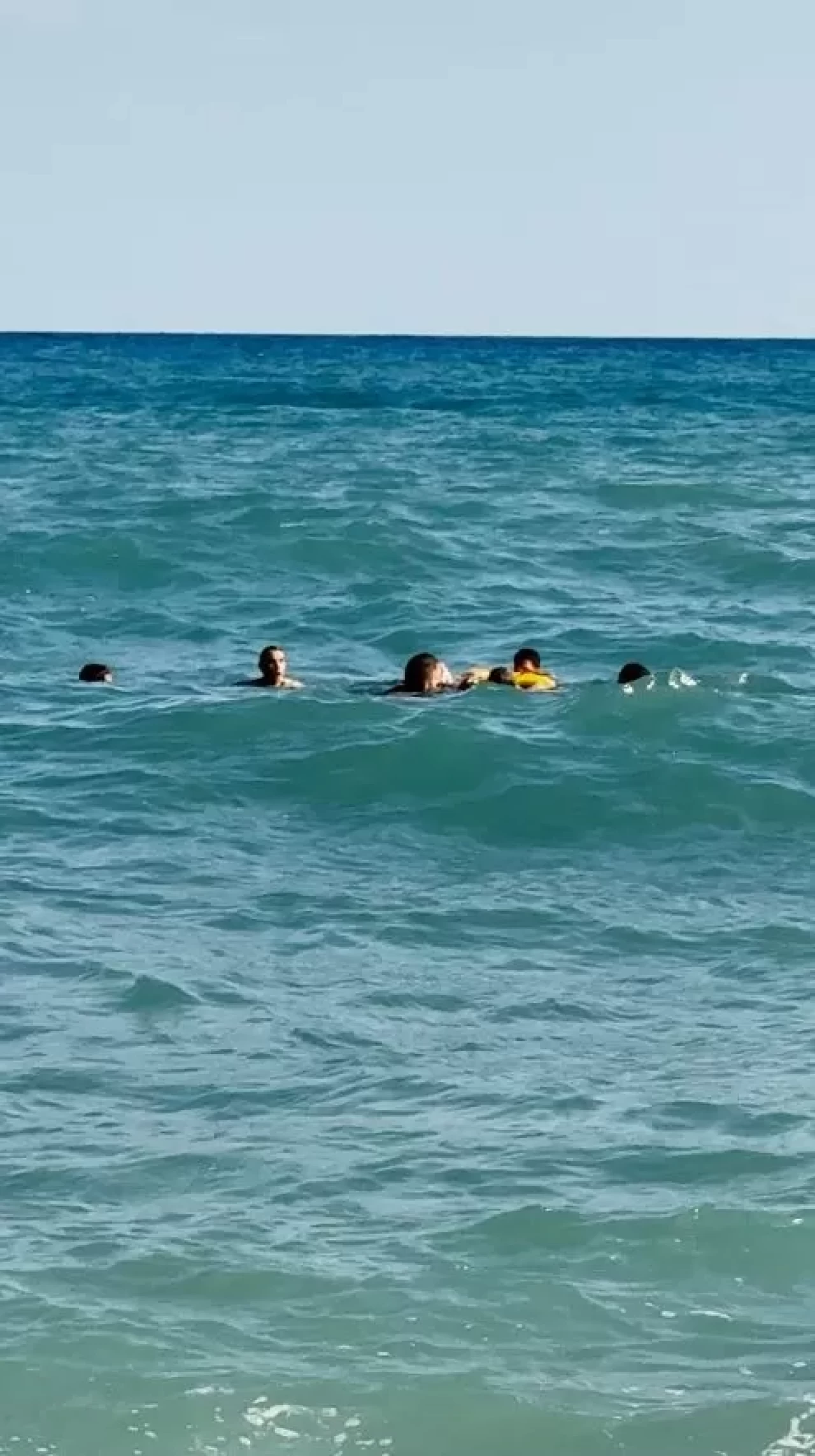 Arnavutköy’de denize giren kişi son anda ölümden döndü